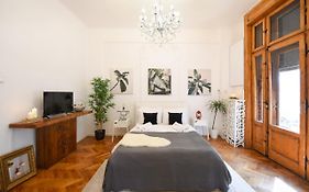 Vintage Elegance, Modern Comfort: 1Br Apartment Overlooking Calea Victoriei